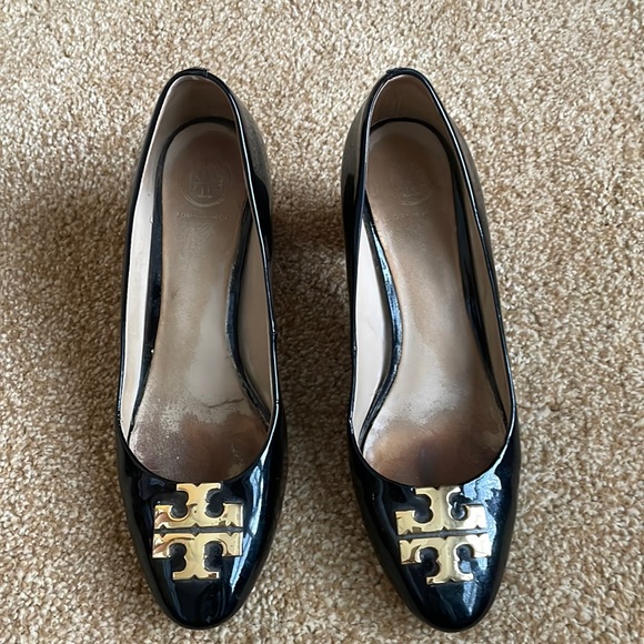 Tory Burch Shoes - Tory Burch Black Patent Leather Pumps with Gold Logo